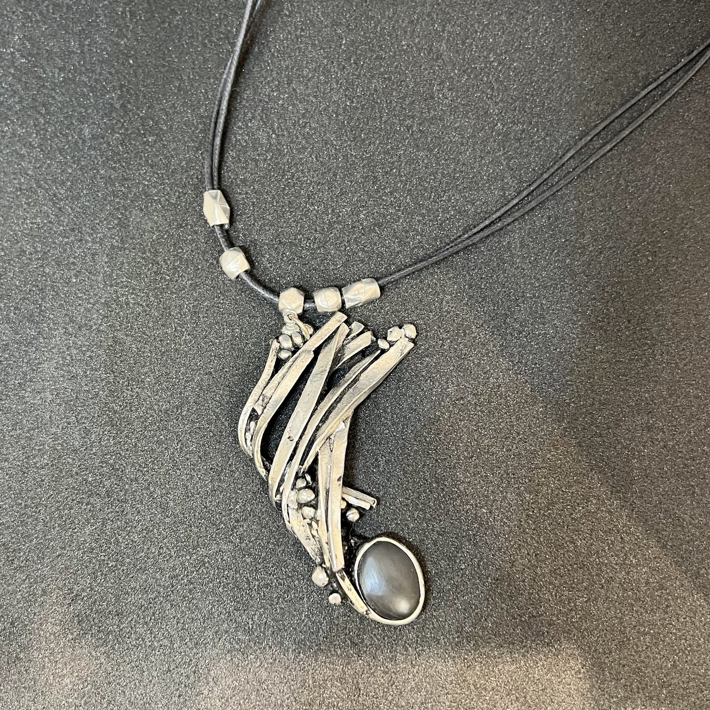 石の流れ星ネックレス