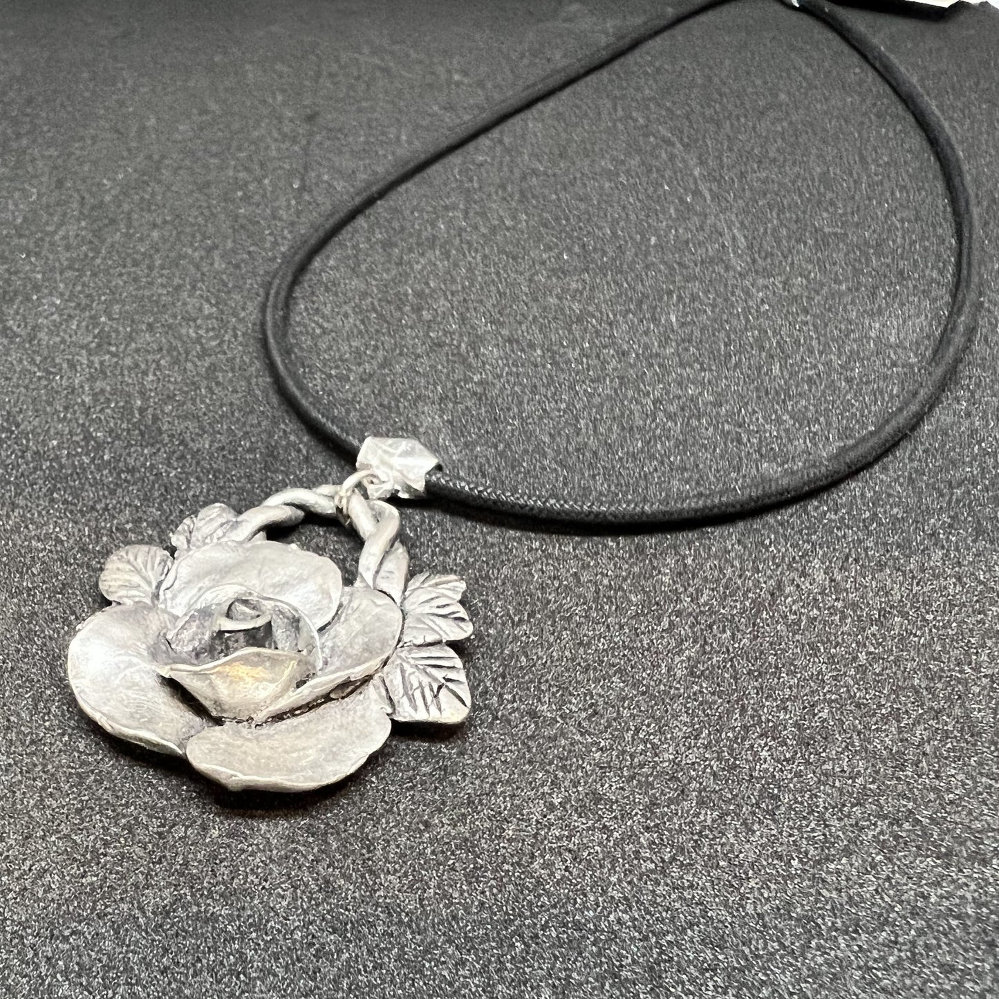 銀色の薔薇の首飾り