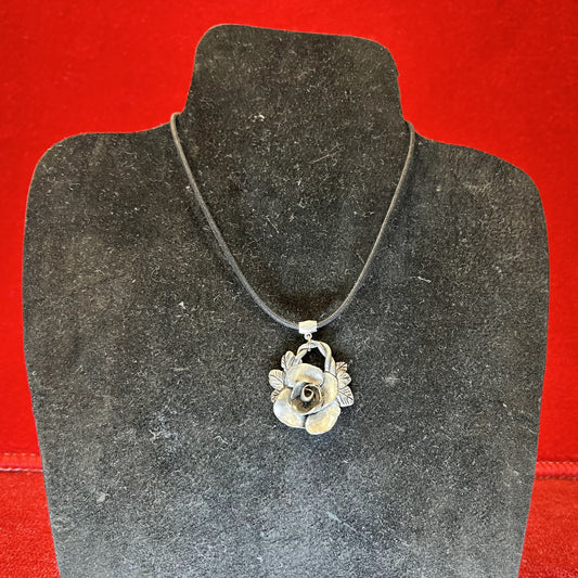 銀色の薔薇の首飾り